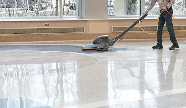 Use of single-brush and scrubber-dryer abrasive discs