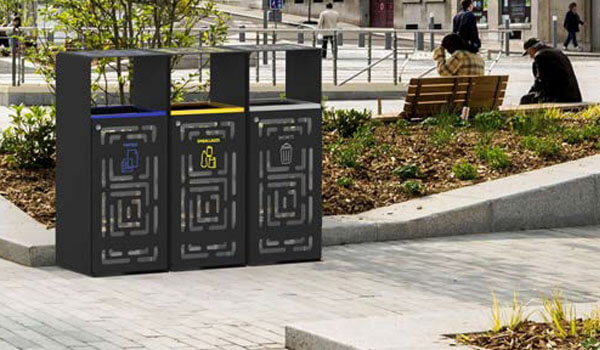 Installation of an outdoor trash can in public spaces